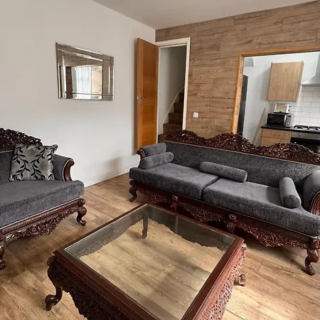 شقة Cozy 2 Bedroom House, Sleeps 6 *