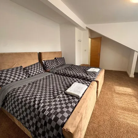 Cozy 2 Bedroom House, Sleeps 6 ليدز