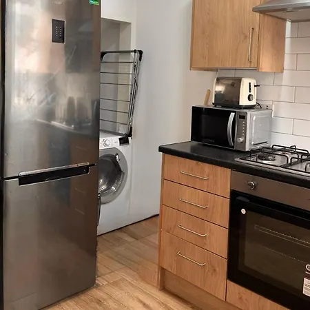 Cozy 2 Bedroom House, Sleeps 6 شقة *