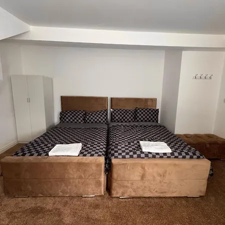 Cozy 2 Bedroom House, Sleeps 6 *